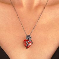 eRrGvgLbx8hLy4AKPTz0X5qngB8ZEt9sZtiuRKtI Gothic Rose Necklace